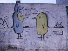 Pintada sobre una campaña politica de Scioli. JuanCarlos juega al pan y queso. Lo borraron con otra pintada