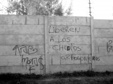 Liberen a los Chetos (en el muro exterior de un country)
