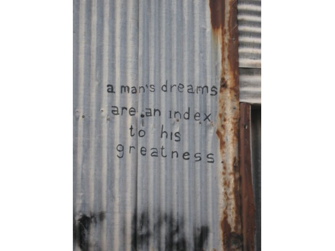 A man's dreams are an index to his greatness (Los sueños de un hombre son un indice de su grandeza)