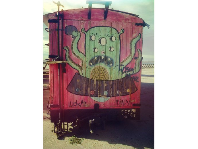 Grafiti en un vagón de tren - Costanera Puerto Madryn